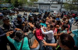 Familiares se encontraban fuera de la comandancia buscando información sobre sus seres queridos. La policía les reprimió con gases lacrimógenos.