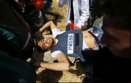 Yaser Murtaja herido vistiendo un chaleco con la palabra “prensa”. Trabajaba como fotógrafo para la agencia Ain Media, basada en Gaza. Foto: Ibraheem Abu Mustafa/Reuters