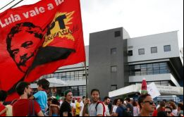 El domingo llegaron seis buses al campamento montado por organizaciones sociales que apoyan a Lula a unos 500 metros del local donde está preso el ex presidente.