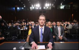 Con un atuendo que no es el habitual, el joven multimillonario enfrenta a duros legisladores en Washington. 