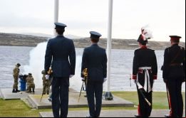 El Desfile marchará con los protocolos de costumbre, incluyendo un saludo de 21 disparos, y será seguido por un desfile en el que el Gobernador Phillips CBE tomará hará el Saludo Real.