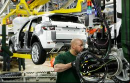 JLR no renovará los contratos de un número de trabajadores en la planta de Solihull y estará informando al personal el lunes sobre sus planes para el año fiscal