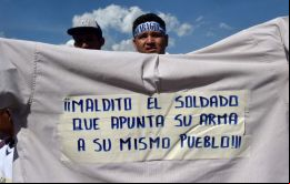 “Maldito el soldado que apunta su arma a su mismo pueblo” es una frase de Simón Bolívar usada por nicaragüenses y venezolanos. RODRIGO ARANGUA/AFP