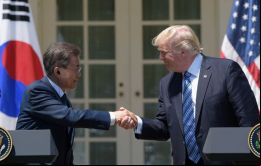 El presidente Moon declaró en una reunión de gabinete: “Es el presidente Trump quien debería recibir el Nobel de la Paz. Nosotros solo necesitamos tomar la paz”.