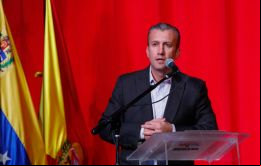Maduro autorizó a abrir en las próximas horas casas de cambio en las zonas económicas especiales, en hoteles, aeropuertos... indicó Tareck el Aissami.