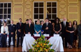 El gabinete está conformado por 14 mujeres y 11 hombres, lo que supera la meta de conseguir una paridad de género