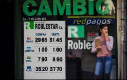 Las pizarras en el centro de Montevideo marcaban hoy hasta 31,70 pesos uruguayos por dólar, una suba de 2,08% respecto al lunes —la mayor en cinco años—. Foto: Sebastián Astorga