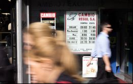 Es la tercera suba consecutiva del dólar y la décima en las últimas 11 jornadas bancarias. A su vez, alcanzó el mayor valor desde el 7 de julio de 2016. Foto: Sebastián Astorga