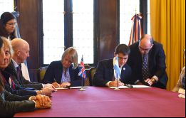 La directora del BAS, Jane Francis, y el director del IAA, Rodolfo Sánchez durante la firma del Memorándum de Entendimiento
