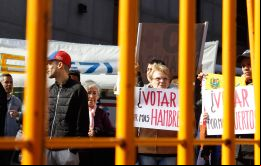 “Venezuela y el mundo, contra la dictadura”, vitoreaban con banderas y pancartas los presentes, a los cuales se les iba sumando más manifestantes en el correr de la tarde. (Foto: Sebastián Astorga)
