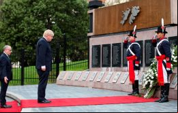 Boris Johnson depositó una ofrenda floral en homenaje a los soldados argentinos caídos en Malvinas en el cenotafio erigido en la Plaza San Martín, de Retiro.