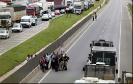 La medida afecta a 18 estados. Las manifestaciones sumaron presión para que el gobierno alivie la situación en torno a los crecientes costos del combustible. ( REUTERS / Rododlfo Burhe)