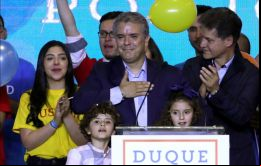 El candidato del Centro Democrático (CD), liderado por Iván Duque obtuvo el 39,1% de los sufragios, por delante de Petro, ex alcalde de Bogotá, con el 25,1%. 