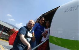 Holt, mormón de Utah, viajó a Venezuela en 2016 para casarse con Thamara Holt, una venezolana a la que conoció por internet, y se quedó a vivir temporalmente