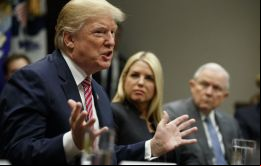 Trump había pedido al Congreso que empodere a cada secretario de gobierno para recompensar a los buenos trabajadores y despedir a los malos empleados federales