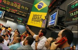 El Bovespa se hundía un 3,04% a 76.501 puntos, cerca de su mínimo intra-diario. . En el mercado cambiario, el real se depreciaba un 1,22% a 3,7121 unidades