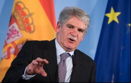 El canciller español Alfonso Dastis, calificó las nuevas sanciones como parte del “incremento de la presión”, con el que la UE espera “convencer” a Maduro