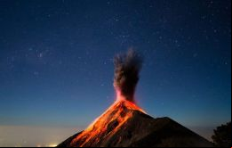 Esta es la erupción más grande desde 1974, han descendido hasta ocho kilómetros de lava de gran magnitud, dijo Gustavo Chigna experto del Instituto de Sismología