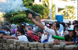 Los nuevos disturbios dejaron al menos siete fallecidos, incluido un ciudadano estadounidense que, según informes, fue asesinado por una turba afín al gobierno