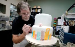 La querella enfrenta a un repostero del estado de Colorado, Jack Phillips, y a dos hombres hoy en día casados, Dave Mullins y Charlie Craig. 