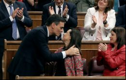 La cartera de Defensa fue para la hasta ahora portavoz del grupo socialista en el Congreso, Margarita Robles, una de la personas más cercanas al nuevo Presidente