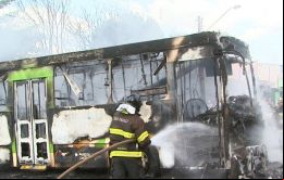 Dos ómnibus fueron incendiados en la madrugada del miércoles en Ribeirao das Neves, en el área metropolitana de Belo Horizonte, capital de Minas Gerais.