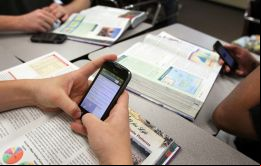 El texto considera que su uso “provoca numerosas disfunciones incompatibles con la mejora del clima escolar” y su prohibición permitirá favorezca la concentración.