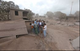 Algunos vecinos se han adentrado al área devastada con la intención de seguir cavando en su intento de hallar rastros de algún familiar de la tragedia