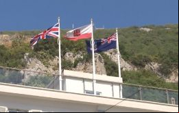 La bandera de las Falklands flamea junto a la de Gibraltar y la del Reino Unido desde la sede del gobierno del peñón, No 6 Convent Place