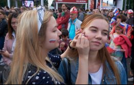 El portavoz del Kremlin rechazó las acusaciones de que Rusia sea un país racista, estimando que “todos los países se acusan mutuamente de racismo y de homofobia”.