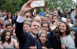 Macron le recordó que estaba en un acto oficial y por tanto se cantaba la Marsellesa y el Canto de los Partisanos. ”Me llamas señor Presidente de la República o señor”