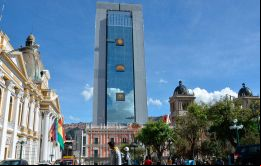 A espaldas de la antigua casa presidencial se levanta la mole de 29 pisos, construida a un costo oficial de 34,4 millones de dólares