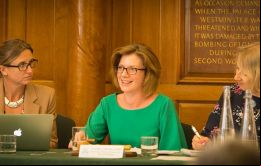 MLA Teslyn Barkman (centro) y la Representante del gobierno de las Falklands en Londres Sukey Cameron (derecha).