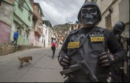 En las Operaciones de Liberación del Pueblo (OLP), los agentes policiales llevan máscaras como la de la imagen en las misiones donde ocurrirían ejecuciones extrajudiciales.