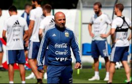 La noticia circuló por redes sociales y varios periodistas dijeron que el viernes por la noche los jugadores hablaron con la AFA para informarles la drástica postura. 