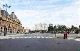 Los principales servicios están afectados por la huelga que se puede apreciar en una ciudad de Buenos Aires sin transporte público