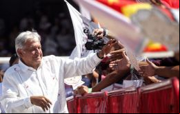 La encuesta de Consulta Mitofsky mostró que López Obrador, ex alcalde de Ciudad de México, cuenta con un apoyo del 37,7% de los votantes