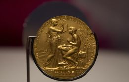 Escritores, periodistas y figuras del mundo cultural en Suecia componen la Nueva Academia, que distinguirá a un escritor, en compensación del Nobel de Literatura