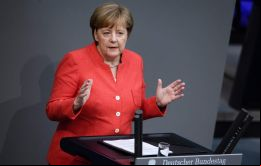  EE.UU. ya originó un conflicto comercial tras haber impuesto derechos de aduana a las importaciones de acero y de aluminio, afirmó Merkel en Berlín. 