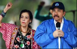 Daniel Ortega, ex guerrillero y su esposa, Raquel Murillo, una poetisa excéntrica ataviada de pulseras y pañuelos son la pareja que pretende aferrarse al poder.