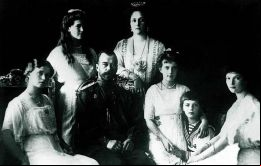 Los bolcheviques fusilaron a Nicolás II, a la zarina Alejandra y a sus cinco hijos la madrugada del 17 de julio de 1918, poniendo fin a 300 años de dinastía Romanov