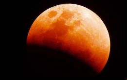 El fenómeno ocurre cuando la Tierra se interpone entre el Sol y la Luna, proyectando una sombra que oscurece nuestro satélite
