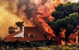 En Grecia la sequía y el calor contribuyeron a fuegos forestales que se teme puedan acabar con la vida de un centenar de personas y villas convertidas en cenizas.