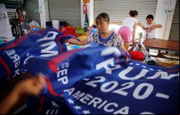 En la compañía Jiahao Flag Co Ltd, en la provincia de Anhui, las trabajadoras utilizan máquinas de coser para plegar los bordes de las banderas Trump 2020