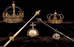Entre las especies robadas están las coronas del rey Karl IX y de la reina Kristina, así como una orbe real (globo terráqueo rematado con una cruz). 
