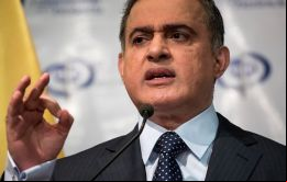 La Fiscalía “va a perseguir dentro del marco de la ley a quienes conspiren contra la paz ciudadana” advirtió Saab en una alocución a la prensa.