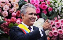 En una ceremonia celebrada en la Plaza de Bolívar, Iván Duque insistió en su interés de corregir el acuerdo con la guerrilla de las FARC. 