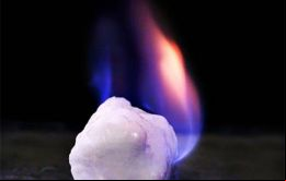 Se trata de una concentración de hidrato de metano (hielo y gas) en el fondo marino de Patagonia, un material bajo condiciones de alta presión y temperaturas bajas 