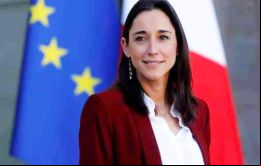 “Mañana, cuando pueda escoger entre dos botellas, una fabricada en plástico reciclado y la otra no, la primera será menos cara”, aseguró Brune Poirson