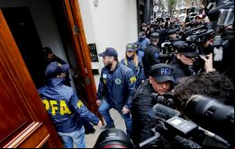 Por orden del juez Claudio Bonadio, comenzó al mediodía un enorme operativo en un departamento de la parlamentaria en el exclusivo barrio de Recoleta